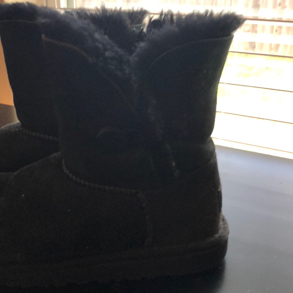 UGGS - Picture 2 of 3